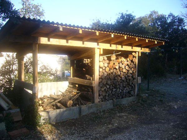 Construire un abri pour le bois de chauffage ! - Bâtir sa maison à moindre  coût