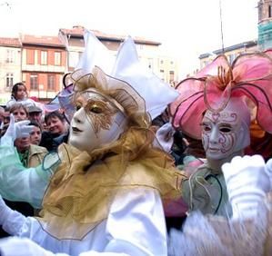 Sur la place de la République à Limoux, les bandes se côtoient pour le plus grand plaisir des promeneurs. Photo © Cécile