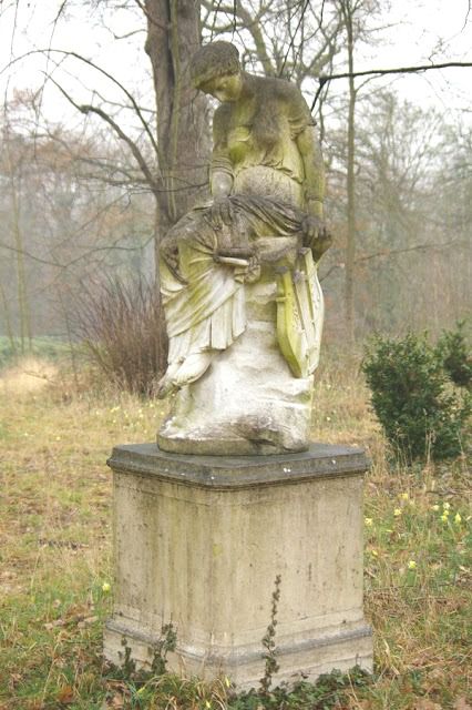 Chateau-de-Beauvoir---Statue-de-la-Musicienne.jpg