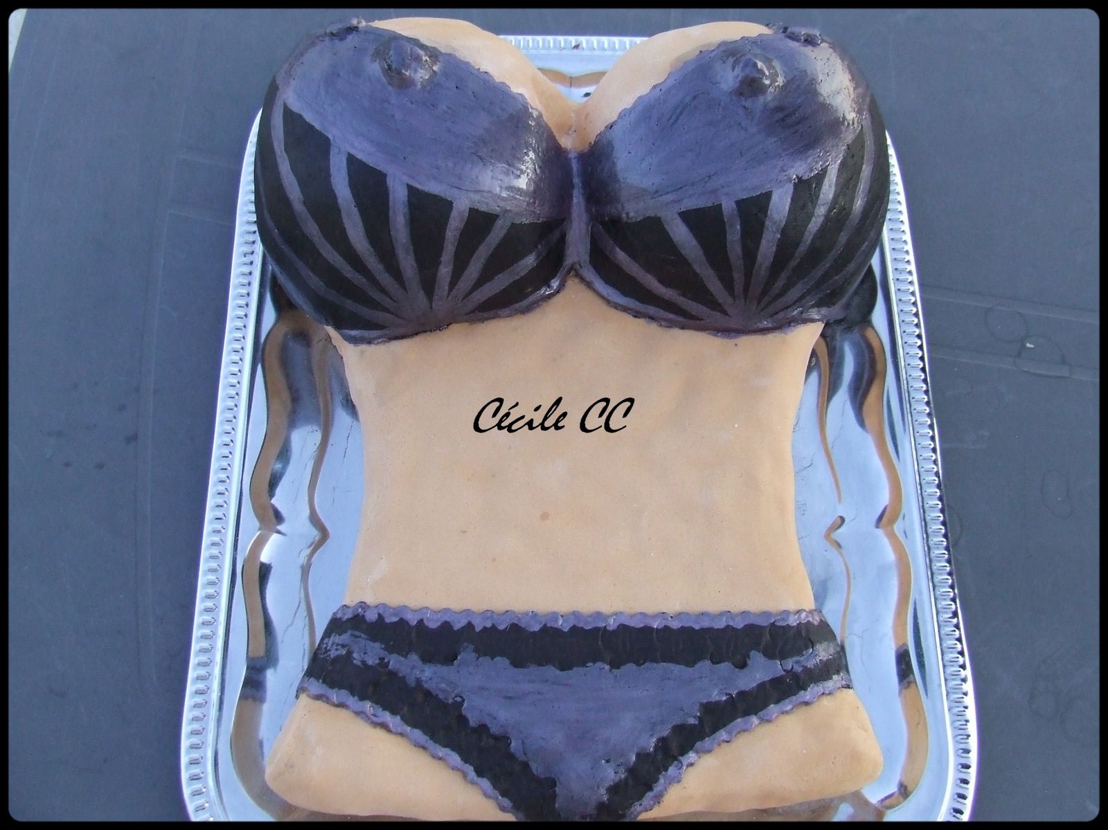 Et voici mon gâteau 3D coquin en dessous.... - Mes gâteaux rigolos by  Cécile CC