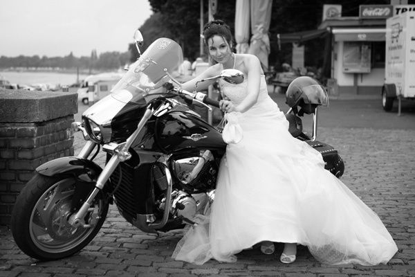 Braut-auf-Motorrad-Intruder.jpg