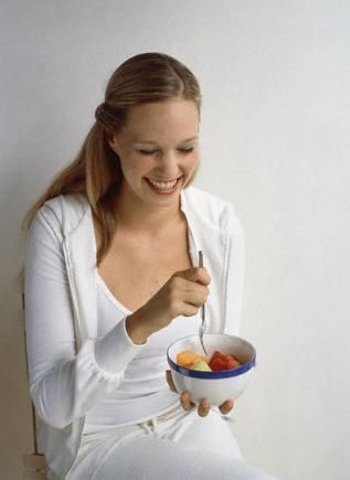 femme salade rire blanc