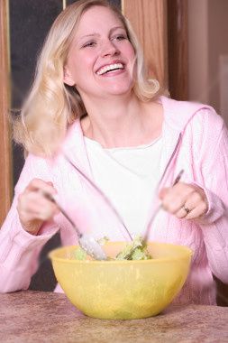 femme salade rire blonde bouche