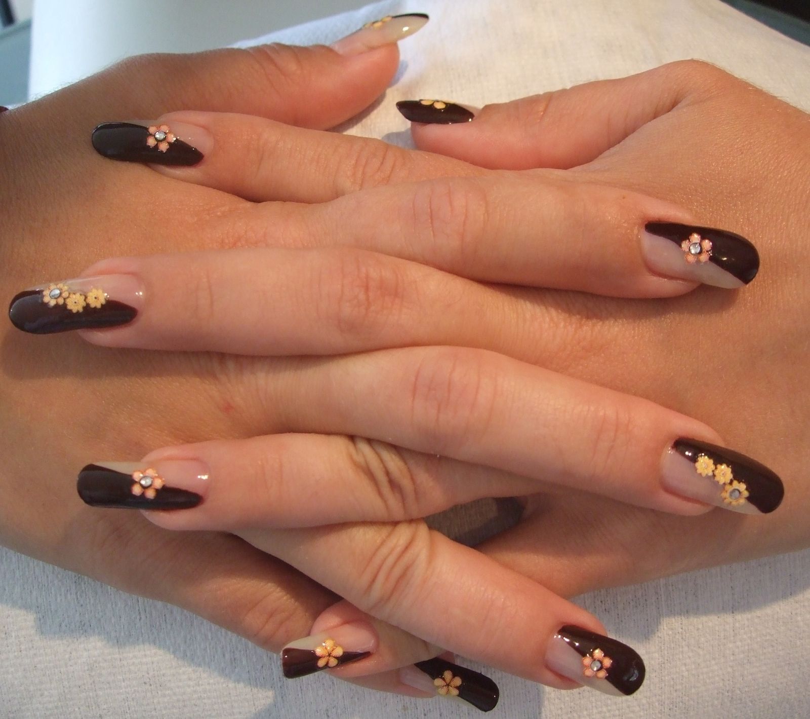 gel blanc et bleu. vernis beige et marron foncé avec stickers sur ongles naturels