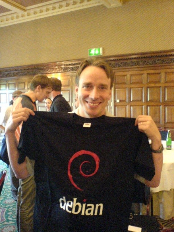 Linus Torvlads, Creador del S.O. Linux con una camiseta de la Distribucion Debian Linus Torvalds