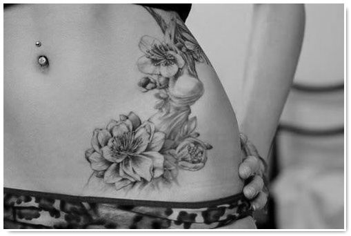 Le tatouage fleurs.