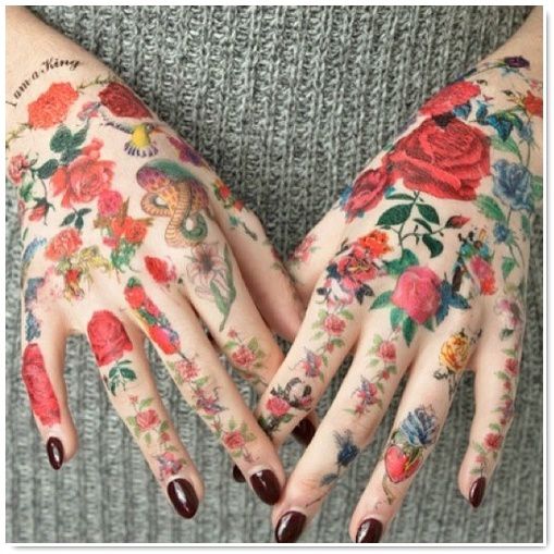 Le tatouage fleurs.