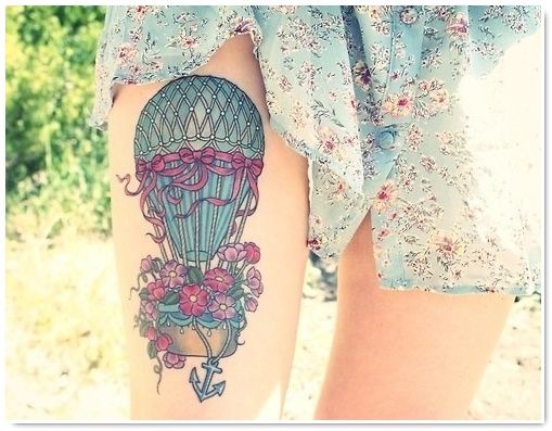 Le tatouage fleurs.