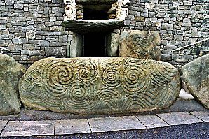 800px-Newgrange-_Ireland.jpg