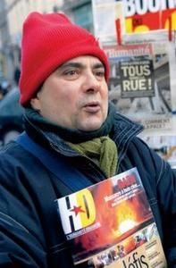 Lounis Ibadioune et son bonnet rouge vendant l'Humanité Dimanche.
