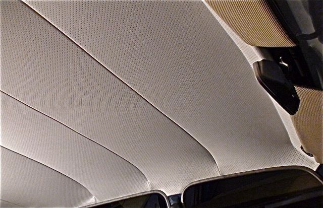 Réfection d'un ciel de toit de Renault R8 - Atelier Hafner Tapissier Sellier