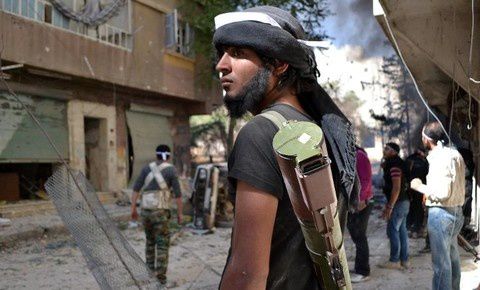 Des-rebelles-syriens-dans-une-rue-du-quartier-de-Salaheddin.jpg