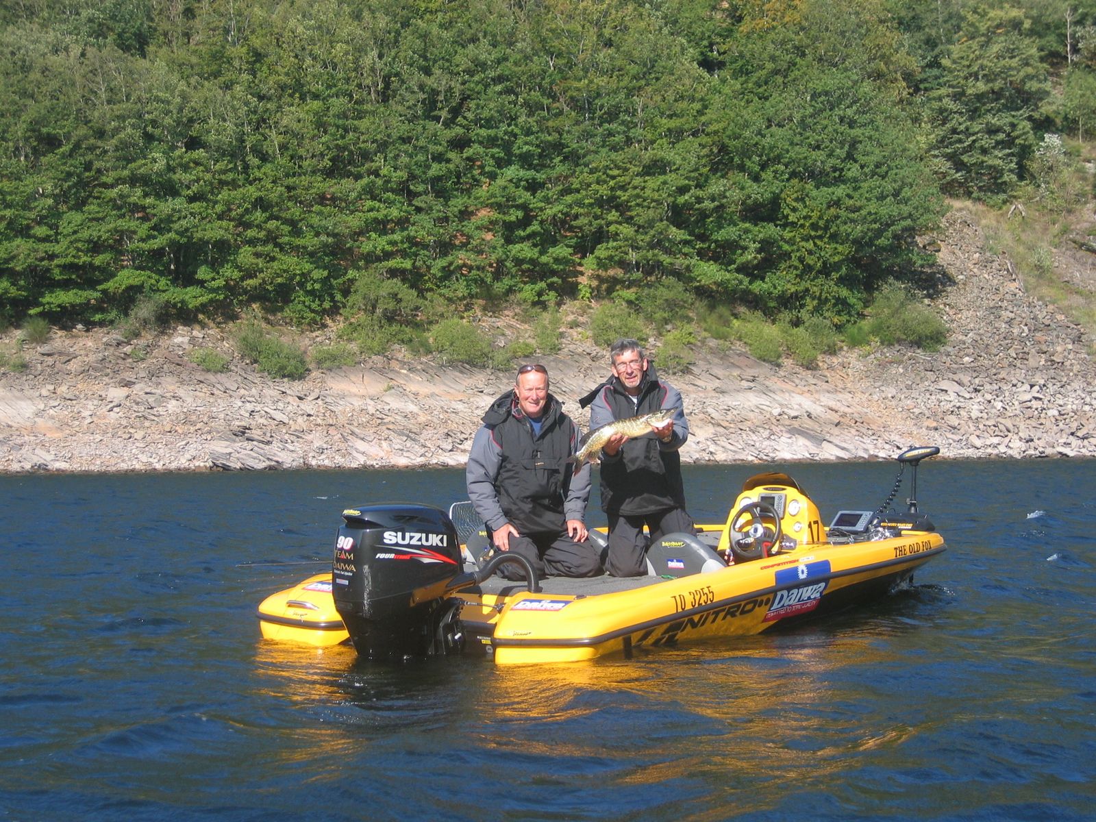 OLD_FOX_TEAM_DAIWA_CORMORAN_BASS_BOAT_RO