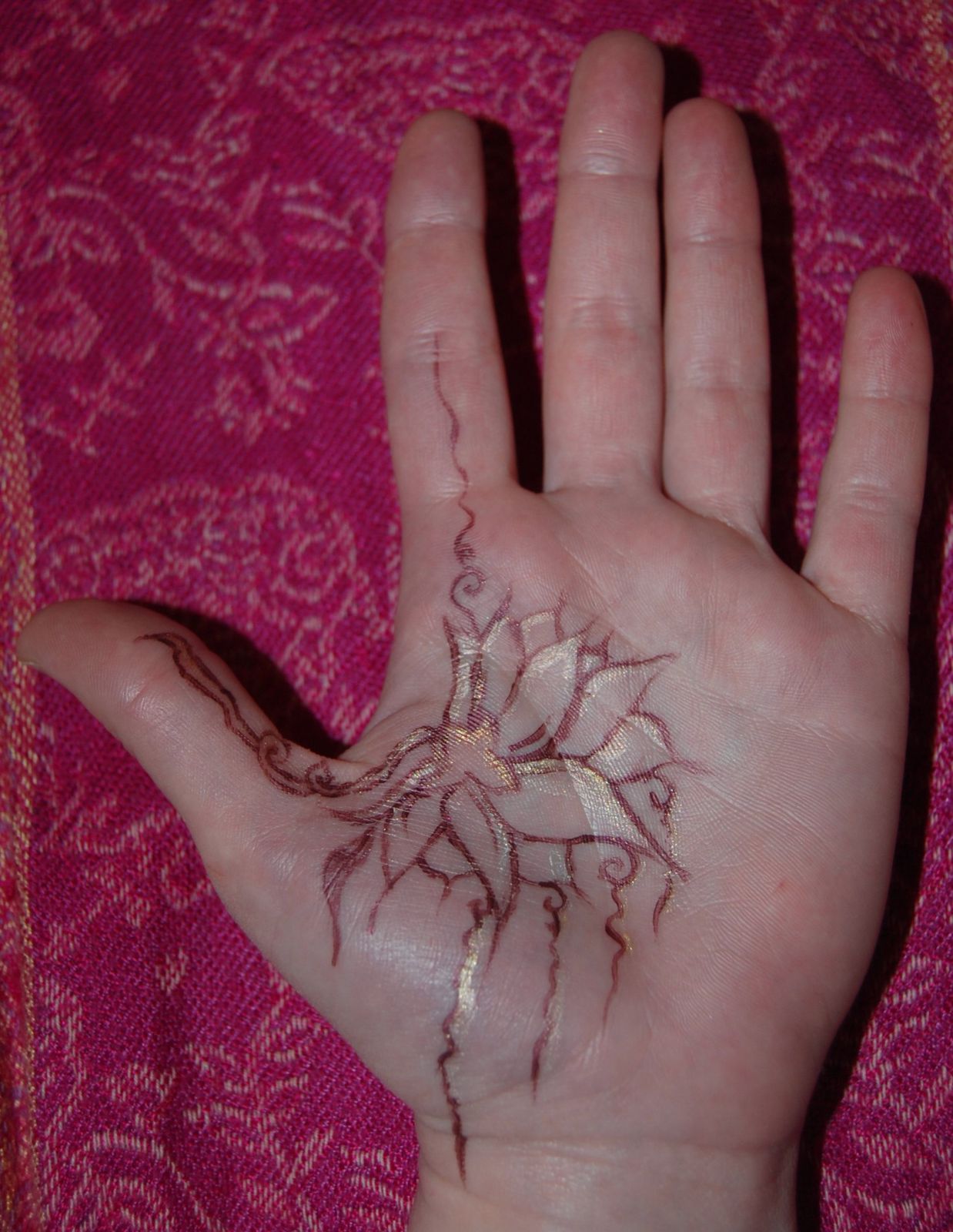 Main décorée façon henné - Le blog de Cél