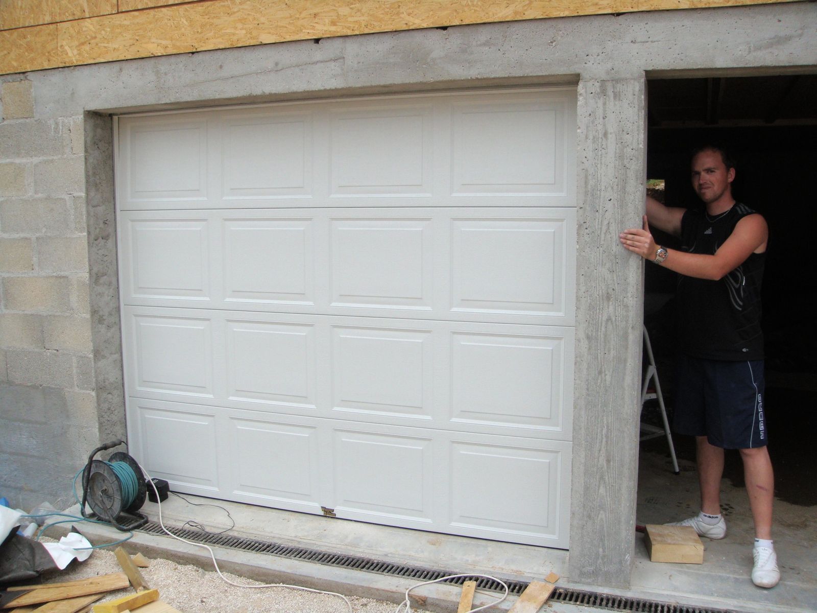 comment installer à travers la porte de chien de mur