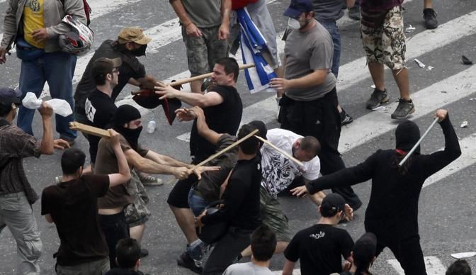 grecia_scontro_manifestanti_fascisti.jpg