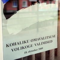 Affiche sur les élections régionales estoniennes de 2009 présente dans les bureaux de vote