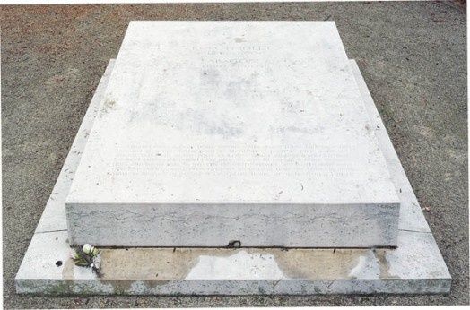 tombe-d-elsa-triolet-et-louis-aragon-saint-arnoult-en-yveli.jpg