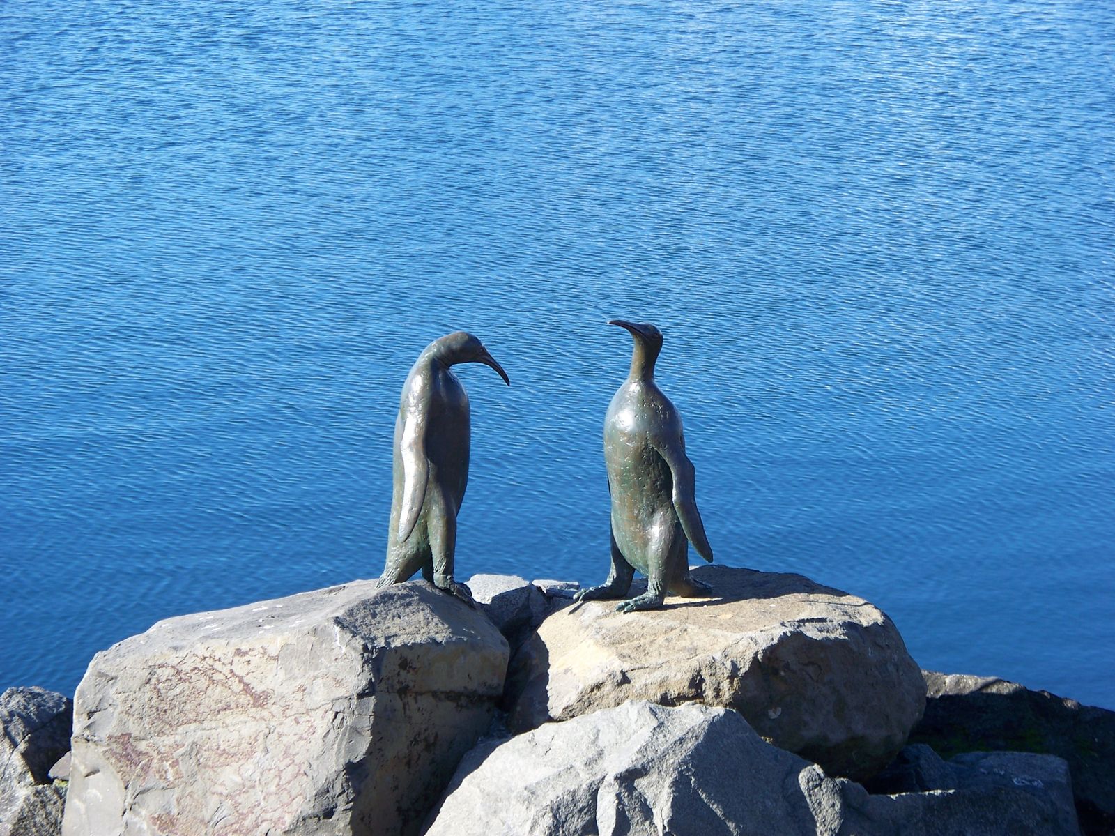 Statue de pingouins, au-dessus du port