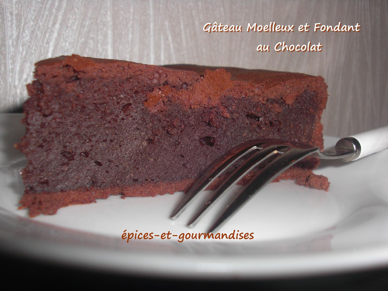 Différence Entre Un Moelleux Et Un Fondant Au Chocolat Gâteau moelleux et fondant au chocolat - épices et gourmandises,... le