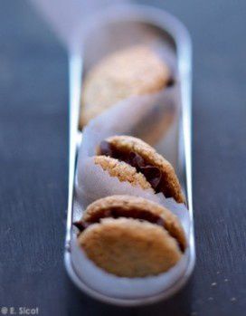 Biscuits-noisettes-fourre-au-chocolat.jpg