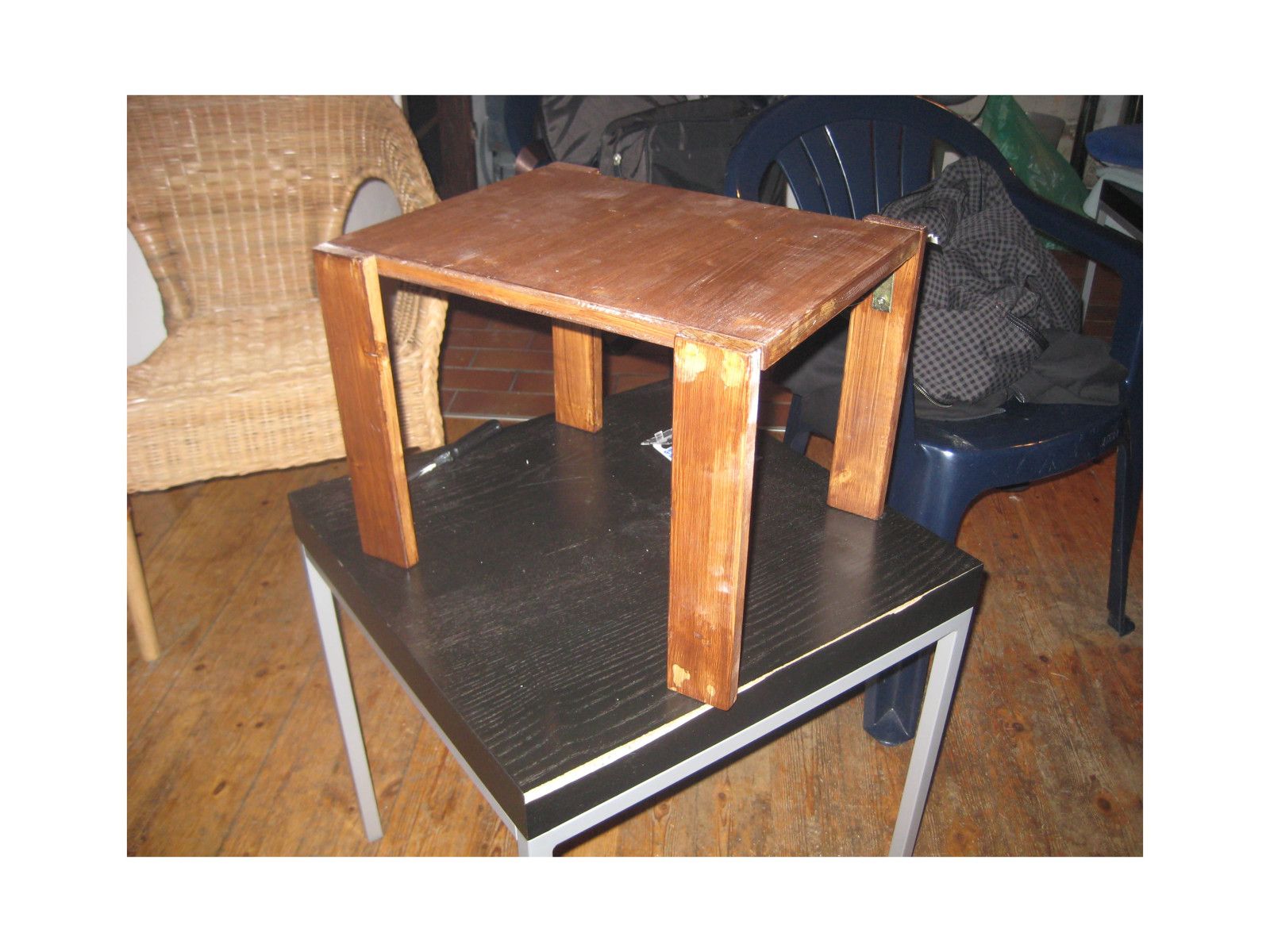 zeigt fertig montierten Tisch Fertiger Tisch