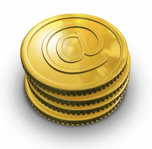 Pile de pièces d'or frappées du symbole arobase