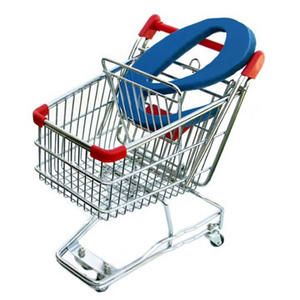Caddie de supermarché avec un gros ecommerce à l'intérieur