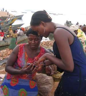 Femmes africaines recherchant des services sur téléphone mobile