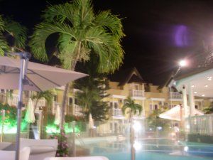 Vue nocturne de la piscine de l'hôtel Mercure Blue Beach