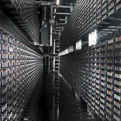 Vu des armoires serveurs à l'intérieur d'un datacenter