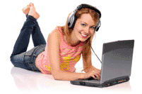 Etudiante suivant cours e-learning sur ordinateur portable