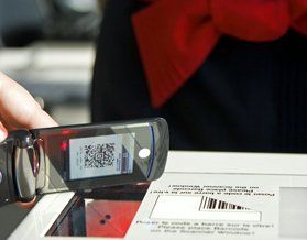 Présentattion du code 2D carte d'embarquement devant lecteur