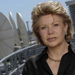 Portrait de Viviane Reding sur un toit recouvert de paraboles