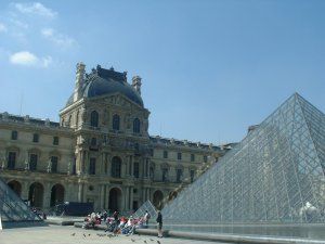 Photo de la cour du Caroussel du Lovre avec la pyramide en verre
