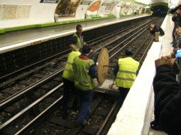 Déroulage de fobre dans une station de métro