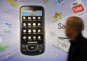 Photo d'un windows phone survolant de nombreuses applications sous le regard d'un utilisateur