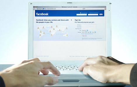Page d'accueil de FaceBook affichée sur un écran de portable