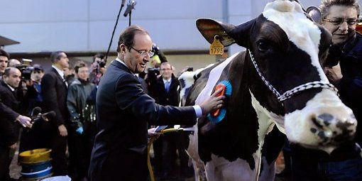Hollande-met-le-paquet.jpg