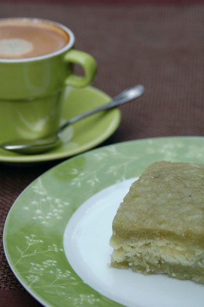 Gâteau vietnamien aux flocons de riz vert et pâte de soja, banh com Gâteau vietnamien aux flocons de riz vert et pâte de soja, banh com