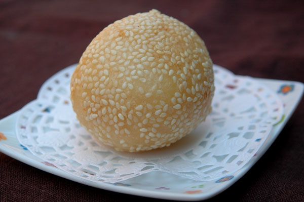 boules de riz gluant recouvertes de graines de sésames et fourrées à la pâte de soja, banh ran boules de riz gluant recouvertes de graines de sésames et fourrées à la pâte de soja, banh ran