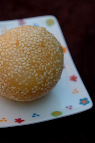 boules de riz gluant recouvertes de graines de sésames et fourrées à la pâte de soja, banh ran boules de riz gluant recouvertes de graines de sésames et fourrées à la pâte de soja, banh ran
