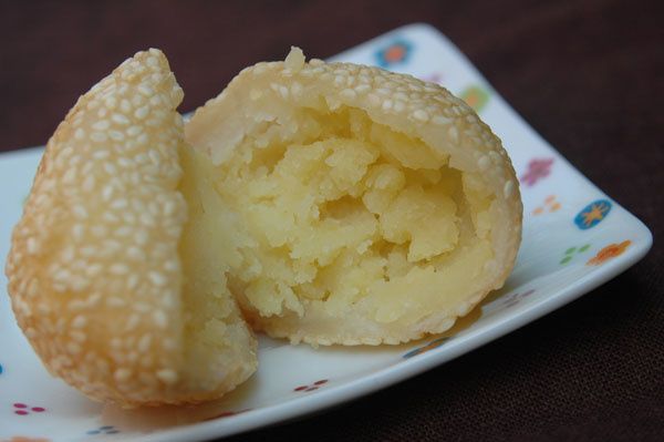 boules de riz gluant recouvertes de graines de sésames et fourrées à la pâte de soja, banh ran boules de riz gluant recouvertes de graines de sésames et fourrées à la pâte de soja, banh ran
