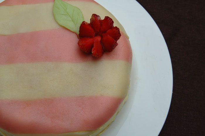fraisier avec des rayures blanches et roses. fraisier avec des rayures blanches et roses.