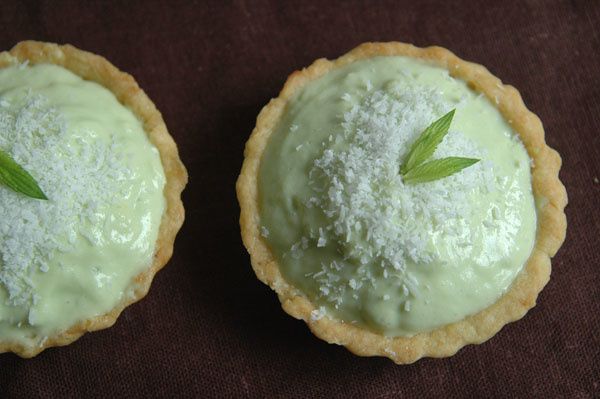 Mousse au pandan et noix de coco râpéeen tartelettes Mousse au pandan et noix de coco râpéeen tartelettes