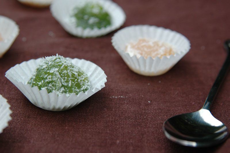 Perles de coco nature ou parfumées au pandan et remplies de pâte de soja, de pâte de mangue et pâte d'ananas caramélisées