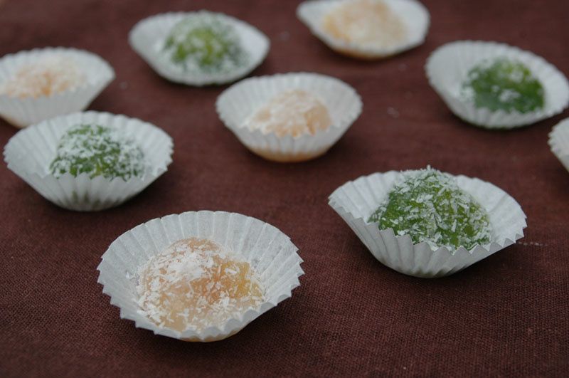 Perles de coco nature ou parfumées au pandan et remplies de pâte de soja, de pâte de mangue et pâte d'ananas caramélisées Perles de coco nature ou parfumées au pandan et remplies de pâte de soja, de pâte de mangue et pâte d'ananas caramélisées