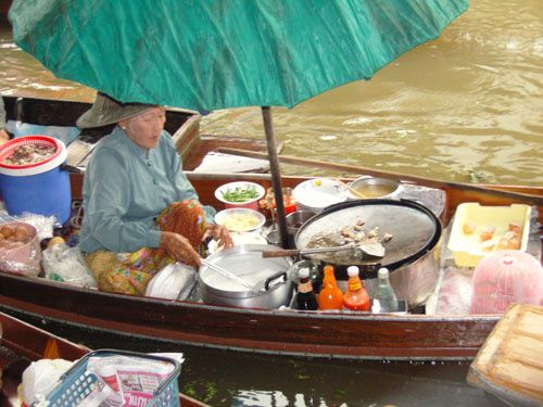 Vendeuse sur le marché flottant, Thailande Vendeuse sur le marché flottant, Thailande