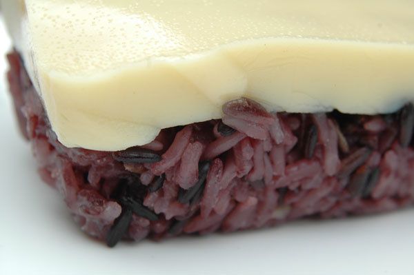 iz gluant noir au lait de coco surmonté d'un flan au lait de coco iz gluant noir au lait de coco surmonté d'un flan au lait de coco