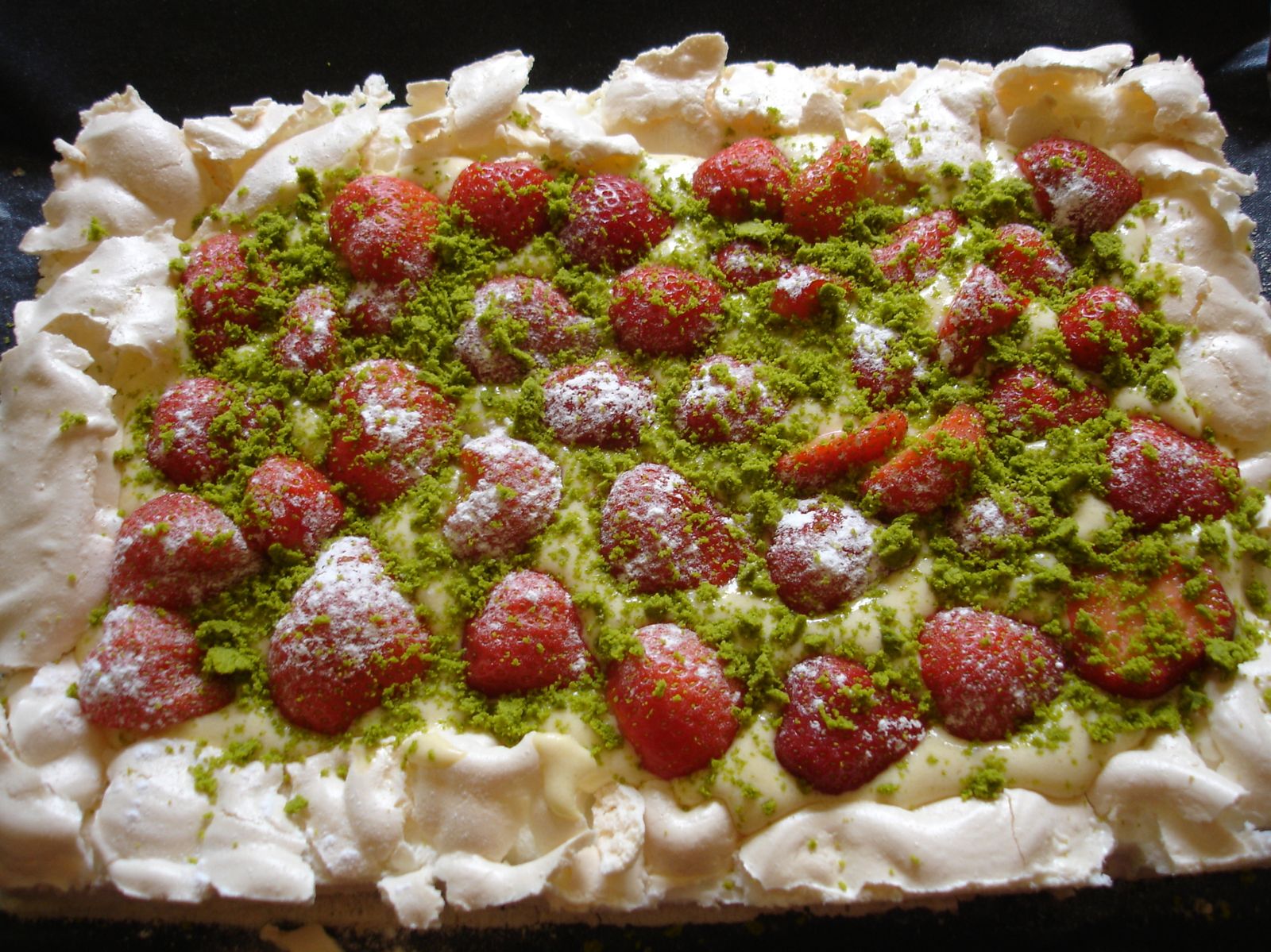 PAVLOVA A LA MOUSSE DE MASCARPONE VANILLE FRAISES ET PISTACHE PAVLOVA A LA MOUSSE DE MASCARPONE VANILLE FRAISES ET PISTACHE